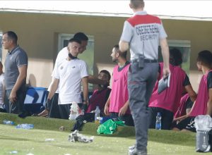 ISPLIVALI NOVI DETALJI HAOSA U NOVOM PAZARU: Fudbaler Partizana zaradio posekotinu, povredio ga predmet koji je doleteo sa tribine!