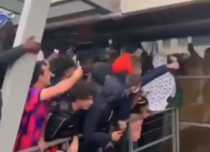 LUDNICA U PARIZU ZBOG MESIJA: Navijači blokirali aerodrom i reaguju na svaki avion, policija morala da zatvara ulice! (VIDEO)