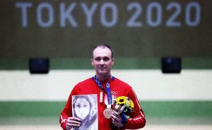 VELIKI SI MILENKO: Medalju posvetio preminuloj koleginici!