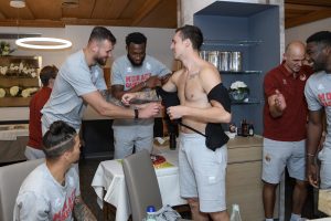 KAKAV SNIMAK IZ MONAKA: Anđušić dobio sina, Vetserman naterao ceo tim da mu pocepa majicu! (VIDEO)