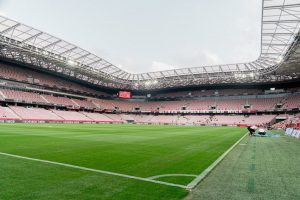 UŽAS U FRANCUSKOJ: Navijači pogodili Pajea flašicom, on uzvratio! Nastao opšti haos, a duel je trajno prekinut! (VIDEO)