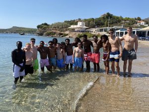 KAKVA LUDNICA U GRČKOJ: Igrač skočio u more da proslavi pobedu, a ne zna da pliva! (VIDEO)