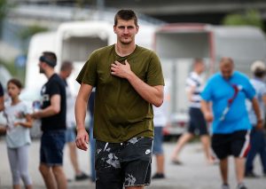 ŠOKANTAN SNIMAK NIKOLE JOKIĆA: Tetura se i posrće dok se vraća iz noćnog provoda! (VIDEO)