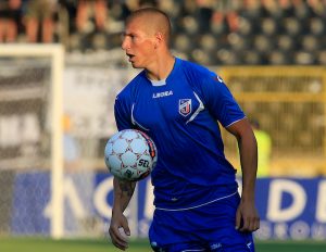 STRAVIČNA POVREDA SRPSKOG FUDBALERA: Krvave glave napustio teren! (VIDEO)