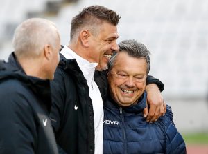 PRIVEDEN ČUVENI SRPSKI TRENER: Poznati fudbalski stručnjak pobesneo, pa napao inspektora – razlog je zaista neverovatan!