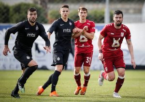 UVREDIO JE MAJKU JEDNOG NAVIJAČA: Srpski fudbaler burno reagovao na prozivke, ovo su posledice!