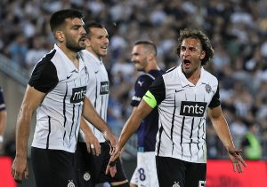 ŠALA NA RAČUN LAZARA MARKOVIĆA: Navijači Santa Klare ‘pecnuli’ napadača Partizana! (FOTO)