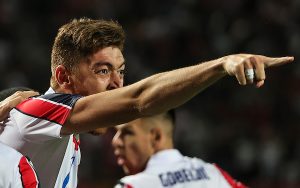 VELIKO VESELJE U KUĆI MILANA PAVKOVA: Napadač Zvezde postao tata, nije izostalo ni tradicionalno cepanje majice! (VIDEO)