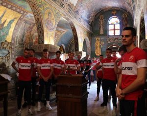 CRVENO-BELI POSETILI CRKVU SVETE PETKE NA KALEMEGDANU: Molitva dan uoči utakmice! (FOTO)