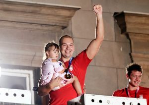VELIČANSTVEN DOČEK ZA DUŠANA MANDIĆA U CRNOJ GORI: Baklje i skandiranje srpskom reprezentativcu! (VIDEO)