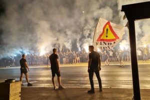 GOREO JE NOVI BEOGRAD, ČULA SE ČUVENA PESMA: Grobari odali počast ubijenom Demiru Jukiću! (VIDEO)