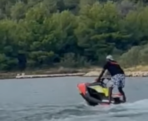 NAJAM JAHTE NA NEDELJNOM NIVOU KOŠTA MILION EVRA!DŽORDAN UŽIVA NA JADRANU: Legendarni košarkaš vozio džet-ski, pa se prevrnuo kod Šibenika! (VIDEO)