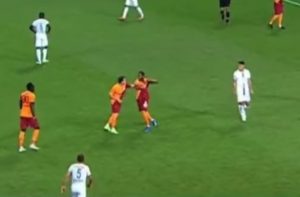 SKANDAL U PRVOM KOLU TURSKE LIGE: Fudbaler Galatasaraja udario saigrača i dobio crveni karton! (VIDEO)