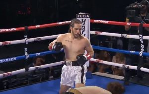 KRENUO JE DEDINIM STOPAMA: Unuk Muhameda Alija debitovao pobedom, sudija prekinuo meč! (VIDEO)