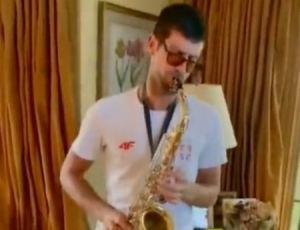NOVAK SVIRA SAKSOFON PRED US OPEN: Evo kako se najbolji svetski teniser opušta, vreme je za 4. Grend slem u sezoni! (VIDEO)