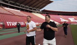 TRENIRA NA MARAKANI I PORUČUJE DA SU SRBI I RUSI BRAĆA: Prvi čovek svetskog boksa će pomoći Zvezdi, najavio posetu i Partizanu! (FOTO) (VIDEO)