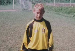 DA LI PREPOZNAJETE DEČAKA SA SLIKE: Danas je miljenik navijača Zvezde!