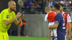 DEČAK ĆE OVAJ MOMENAT PAMTITI ČITAV ŽIVOT: Mesi se na debiju slikao sa sinom srpskog golmana! (FOTO)