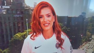 ONA JE OSTALA U ŠOKU: Saničanin u jutarnjem programu poklonio dres voditeljki, evo šta je ona uradila! (FOTO)