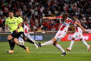 POTPUNO RASULO U KLUŽU: Izbila tuča u svlačionici, opšti haos! (VIDEO)