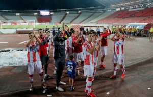 ONI SU TU I KADA NE IDE: Delije podržale igrače na aerodromu nakon poraza od Šerifa! (VIDEO)