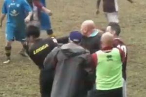 MALO JE REĆI DA JE ‘NADRLJAO’: Novi skandal trese Italiju, trener dobio crveni karton pa pokazao svoje boksersko umeće! (VIDEO)