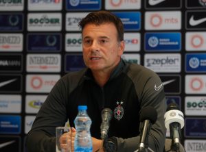 SAVLADALE GA EMOCIJE PA ZAPLAKAO PRED GROBARIMA: Stanojević o optužbama za rasizam, Sumi i albanskoj mafiji! (VIDEO)