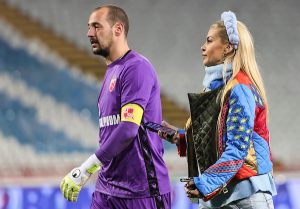 ČOVEČE, DA LI TE JE BAR MALO SRAMOTA?: Ružne scene na Marakani, muškarac odgurnuo dečaka pa mu oteo Borjanov dres – Snežana se hitno oglasila na Instagramu!