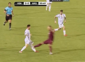 OVO JE START ZA ZATVOR: Mesi je imao više sreće nego pameti, pravo je čudo kako mu ovaj nije slomio nogu! (VIDEO)