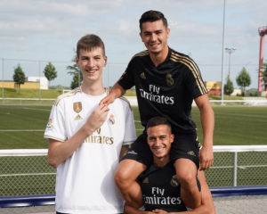 ČUDO NEVIĐENO: Upoznajte najvišeg tinejdžera na svetu, sa 15 godina je oborio Ginisov rekord a tek da vidite kako igra sa vršnjacima! (VIDEO)