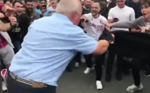 NAVIJAČI ASTON VILE PONIŽAVALI RONALDA: Snimak ispred ‘Old Traforda’ je postao hit na internetu, Portugalac će im ovo dorbo zapamtiti! (VIDEO)