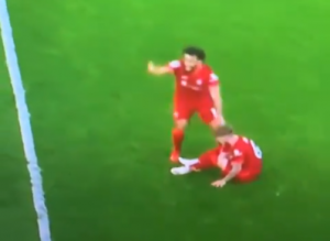 NIJE ZA ONE SA SLABIM STOMAKOM: Klinac iz Liverpula doživeo težak prelom noge, ceo stadion ostao u šoku! (VIDEO)