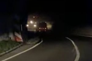 INCIDENT U BIH KAKAV SE NE PAMTI: Navijači nakon prekida derbija, jurili i prsereli sudije u tunelu – zapalili im automobil! (VIDEO)