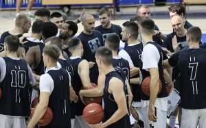 PRVO POLUVREME JE BILO KATASTROFALNO: Evo kako košarkaši Partizana analiziraju utakmicu u Kragujevcu! (FOTO)