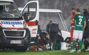 DRAMA NA STADIONU PARTIZANA: Fudbaler Flore se srušio na teren, reagovala je i hitna pomoć!