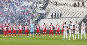 NAVIJAČI I IGRAČI SE OPROSTILI OD LEGENDARNOG TRENERA: Minut ćutanja za Dudu Ivkovića! (VIDEO)