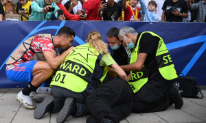 OD NOKDAUNA DO SREĆE: Pogledajte kako je Ronaldo najpre nokautirao, a zatim i usrećio redarku u Bernu (FOTO) (VIDEO)