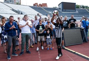 A SAD ADIO: Suma stigao u Teleoptik da se pozdravi sa saigračima, evo šta su mu oni poklonili! (VIDEO)