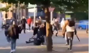 SJAJNA UTAKMICA PALA U SENKU NAVIJAČA: Tuča između pristalica Lestera i Napolija! (VIDEO)