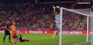 NEVEROVATAN KIKS GOLMANA: Sergej prišao da ga uteši! (VIDEO)