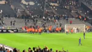 NOVI DIVLJAČKI ISPADI NAVIJAČA: Fudbalski savez Francuske će morati ovime da se pozabavi! (VIDEO)