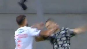 POKAZAO REDARIMA KAKO SE RADI NJIHOV POSAO: Ludilo u Izraelu, pogledajte kako je fudbaler na terenu ‘patosirao’ huligana! (VIDEO)