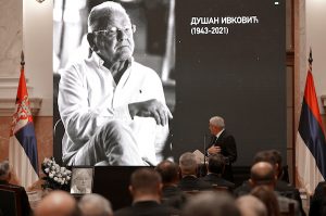 BEOGRAD SE OPROSTIO OD SVOJE LEGENDE: Održana komemoracija Dudi Ivkoviću – Danilović jedva govorio, Žoc otkrio anegdotu o kumu (FOTO)