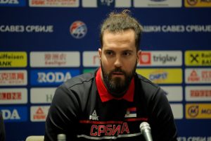 RADULJICA ODGOVORIO PROVOKATORU: „Drži se ti broda i kontejnera“! (FOTO)