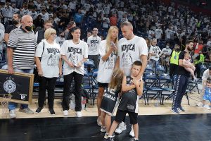 POGLEDAJTE KAKVE JE PATIKE NOVICA NOSIO SINOĆ: Niko nije obratio pažnju na ovaj detalj! (FOTO)