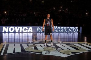 NOVICA VELIČKOVIĆ POVEO NAVIJANJE: Voleo bih da se svi zagrlite! Čitava Arena je potom zapevala čuvenu pesmu! (VIDEO)