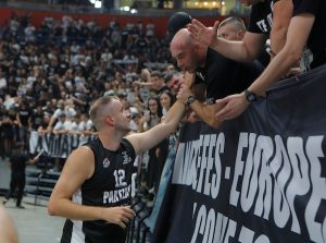 VELIČKOVIĆ POSLAO JAKU PORUKU: ‘Gde god ti da igraš tu su tvoji Grobari!’ (FOTO) (VIDEO)