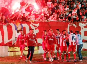 BRUTALNA TUČA NA AUTOKOMANDI: Huligan bakljom prži lice drugom navijaču! (VIDEO)