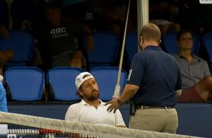 AMERIKANAC DISKVALIFIKOVAN KAO ĐOKOVIĆ NA US OPENU: Dobio sam udarac u ja*a, pa sam udario lopticu u ogradu! (VIDEO)