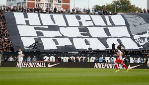 MALO JE FALILO DA DOĐE DO OPŠTE TUČE: Policija je morala da privede jednog Partizanovog navijača! (FOTO) (VIDEO)